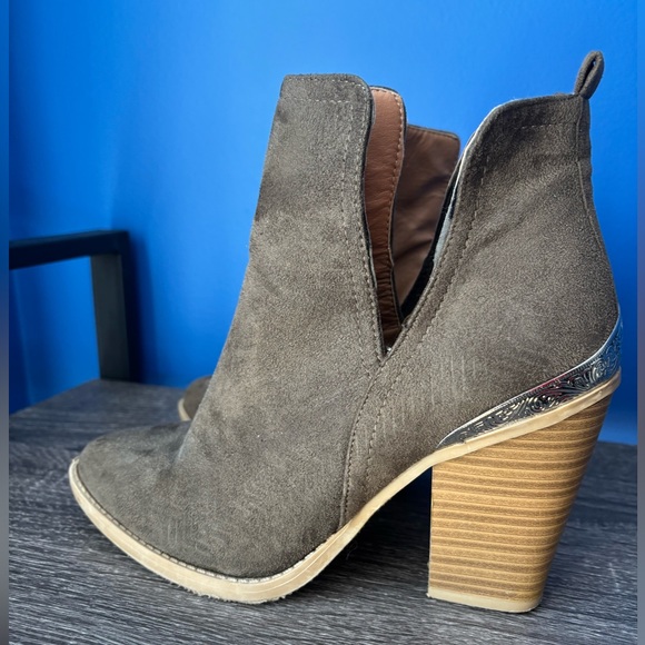 {Charlotte Russe} Deep V ankle boots brown silver detail 713622 women's size 8.5 - Picture 3 of 8